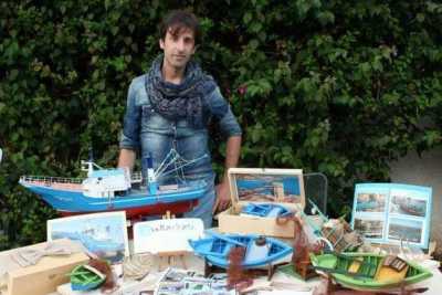 A Bisceglie c'� un maestro d'ascia in miniatura: �Le mie barche uguali all'originale�